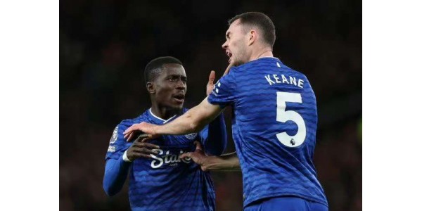 Un conflicto interno termina en tarjeta roja: La camiseta del Everton rompe la maldición de Old Trafford con un milagro